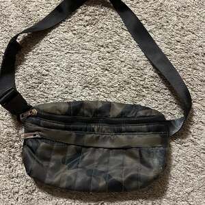 Sondra Robert’s Unisex Camo Quilted Fanny Pack / Waist Bag with Adjustable Strap